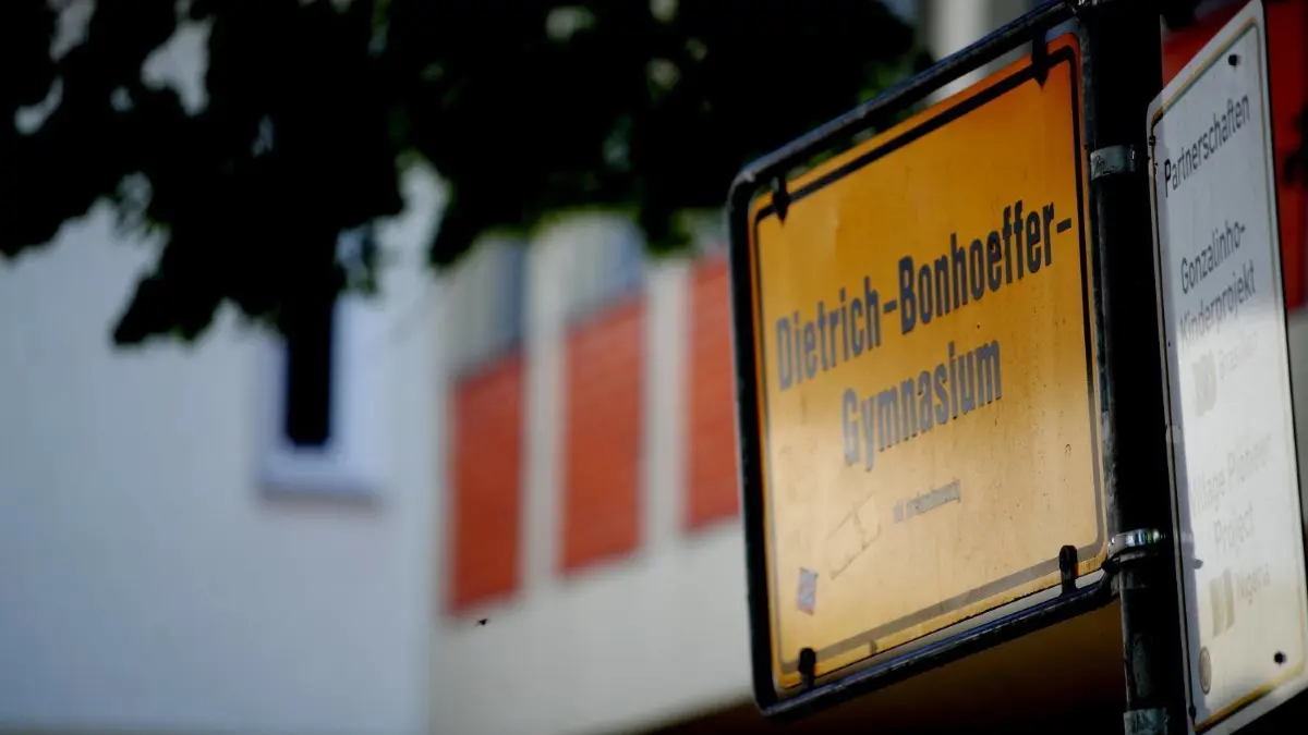 Keine Mensa, keine Nachmittagsbetreuung, dafür viel Lüften, Masken und Luftfilter in Fach- und Klassenräumen. Das DBG wehrt sich gegen Corona.⇥
Metzingen DBG Dietrich Bonhoeffer Gymnasium