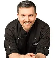 Ingmar Krimmer ist vieles: Bäckermeister, Pfarrersohn, Buchautor, Brotsommelier, Podcaster und einiges mehr. Vor allem aber ist er eins: Genussliebhaber. Er lebt täglich seinen Traum der eigenen Bäckerei und betreibt seit 2014 gemeinsam mit seiner Frau Tanja die Krimmers Backstub  in Untermünkheim. Das Konzept der beiden wurde bereits mehrfach ausgezeichnet.