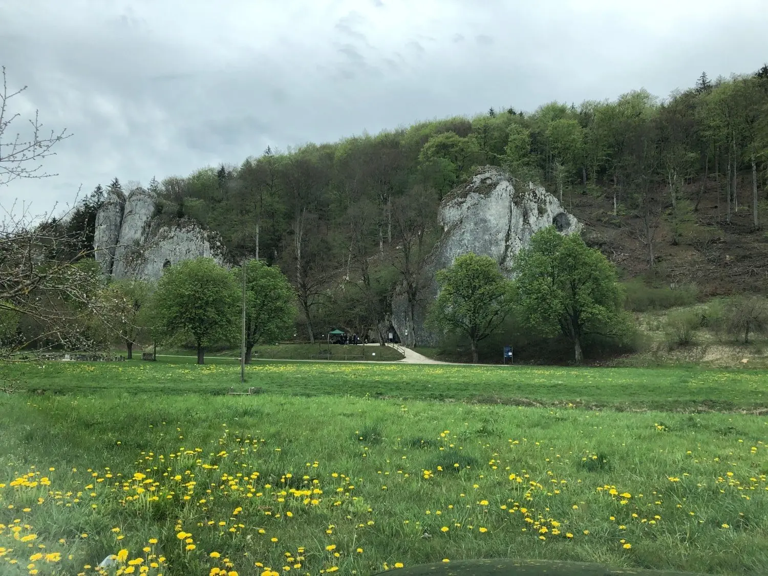 Der Eingang zur Hohle-Fels-Welterbe-Höhle bei Schelklingen am schönen „Eiszeittal“-Alternativradweg zum Donautal.