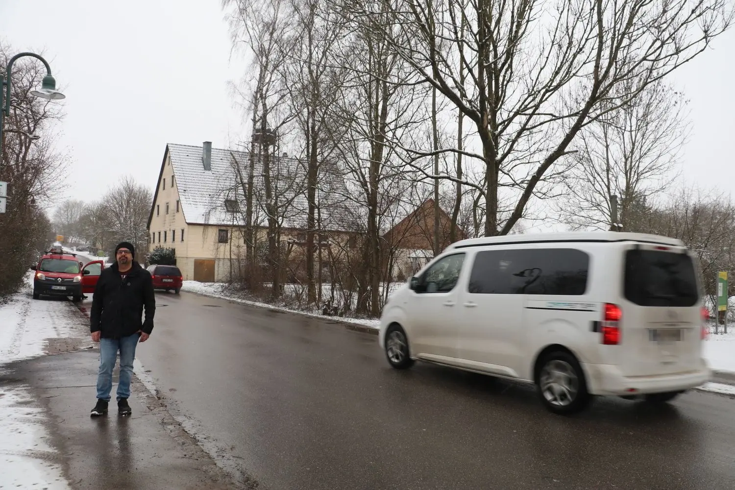 Markus Kern in der Ortsdurchfahrt L1042 in Hörlebach. Am 8. Januar 2021 (Corona-Lockdown) fahren alle 30 Sekunden Fahrzeuge durch das Dorf. Der Verkehr ist laut, etliche fahren zu schnell. Der Vater zweier Kinder hat eine Unterschriftenliste organisiert (ca 150 haben unterschrieben). Die Bürger fordern Tempo 30.