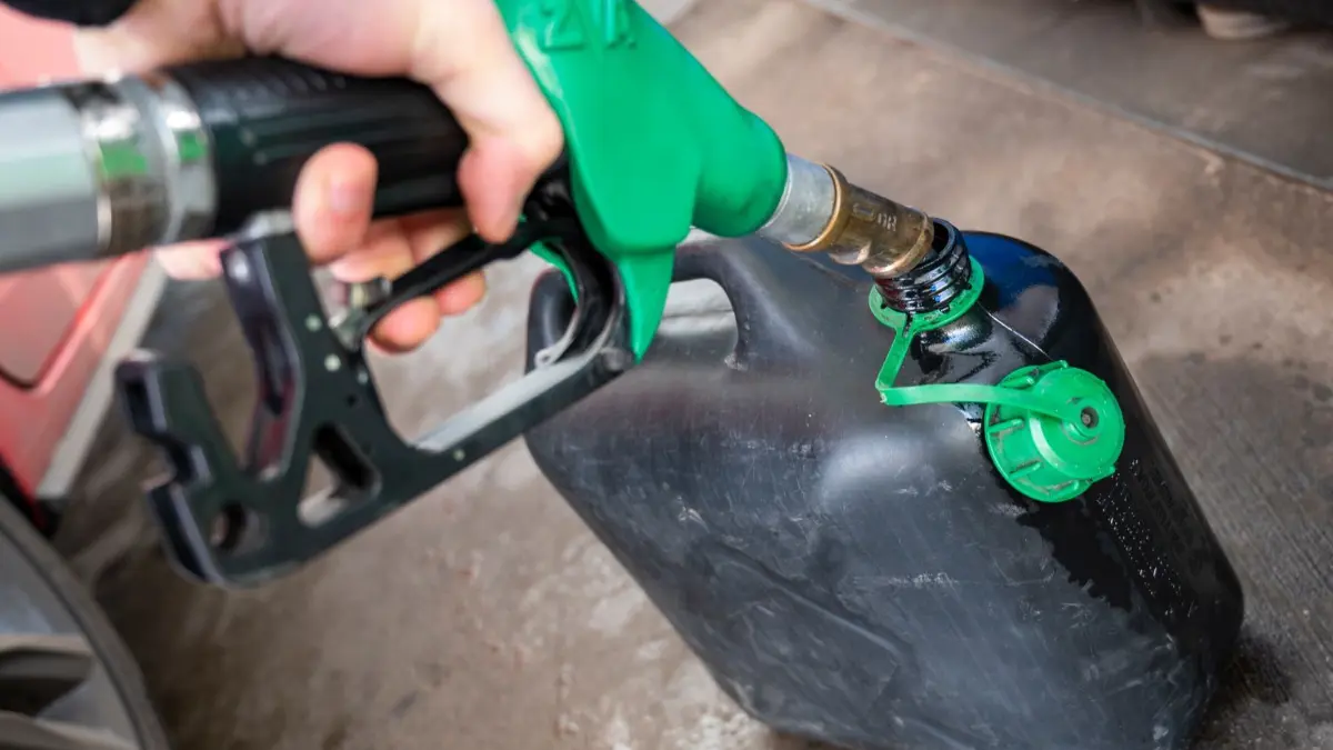 Diesel und Benzin sollten immer in dichten Behältern aufbewahrt werden.
Ein Mann tankt an einer Tankstelle Benzin in einen Kanister. Durch eine Senkung der Mehrwertsteuer auf Lebensmittel und Treibstoff von 23 auf 8 Prozent ist das Tanken in Polen deutlich günstiger als in Deutschland. +++ dpa-Bildfunk +++