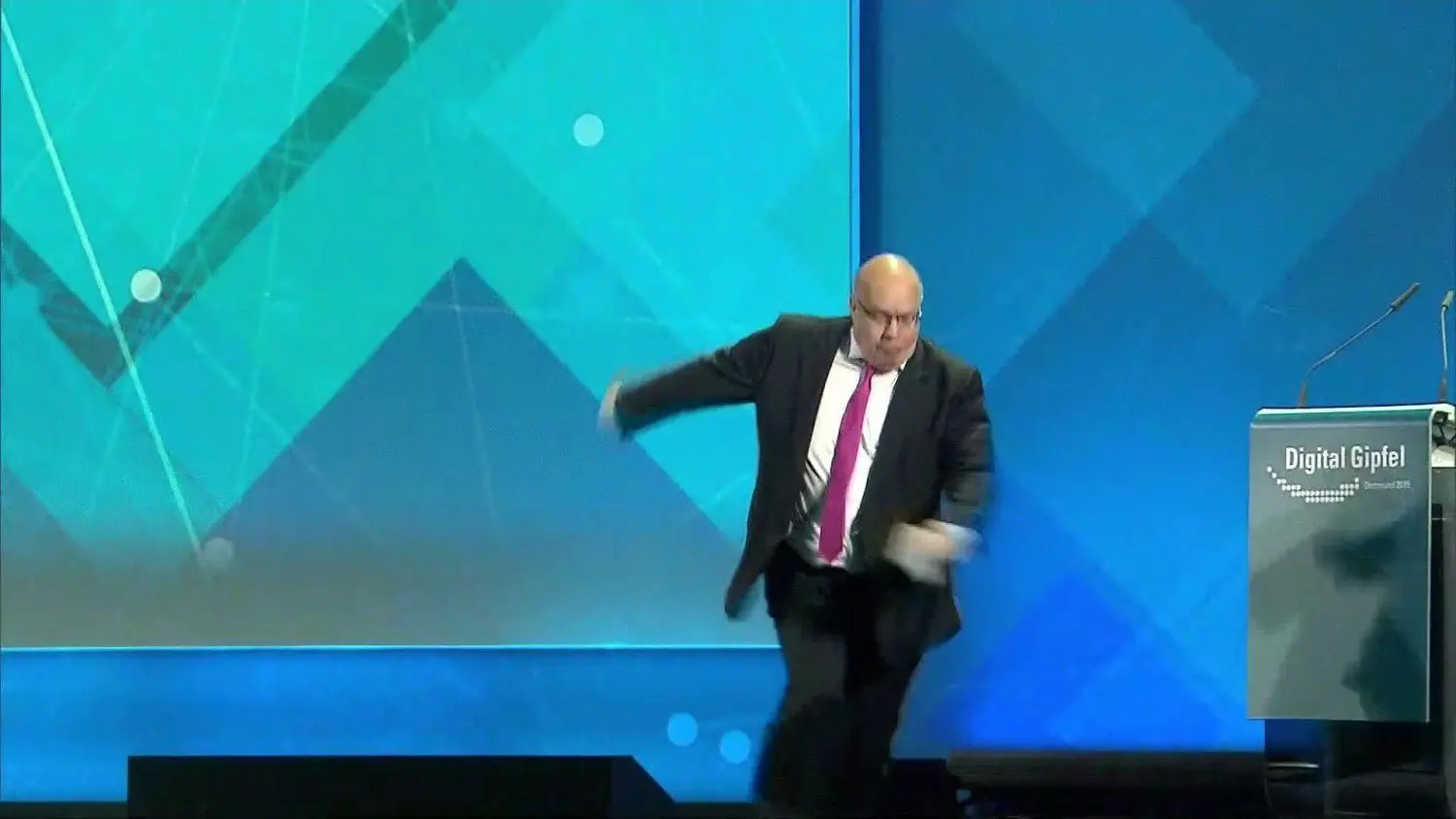 Beim Sturz von der Bühne hat sich Wirtschaftsminister Peter Altmaier das Nasenbein gebrochen.