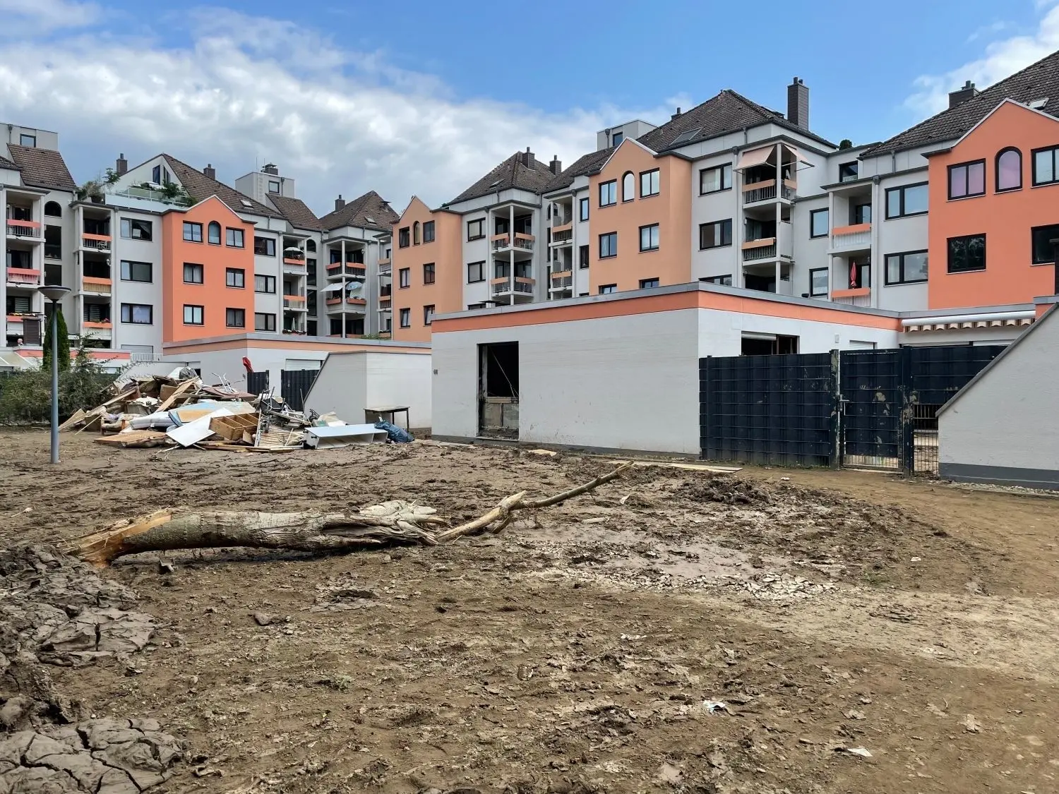 Hier war einmal eine ganz normale Wohnstraße. Nach dem Hochwasser ist alles voller Dreck und Schlamm.
