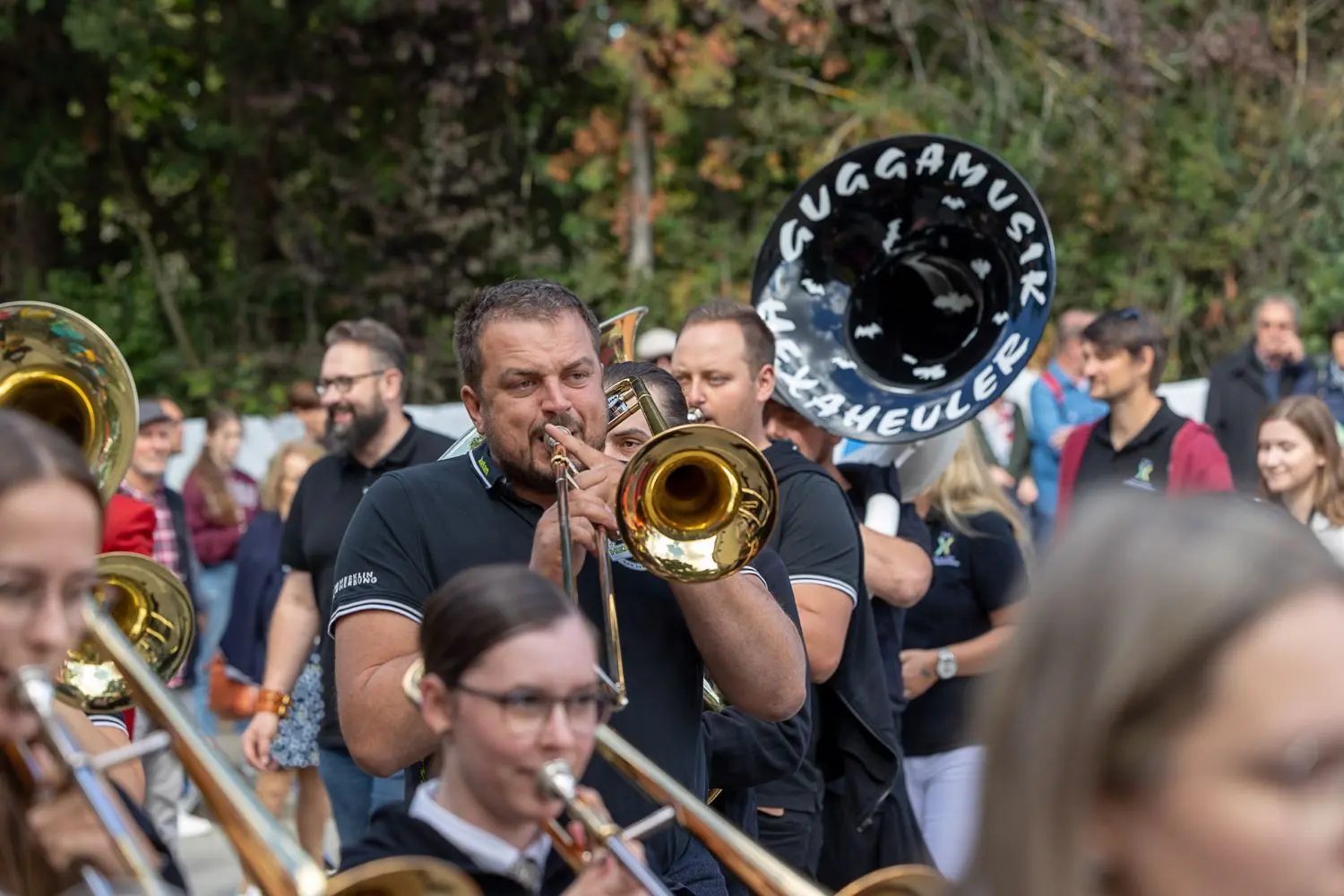 Mit Guggenmusik wird die Gartenschau verabschiedet.