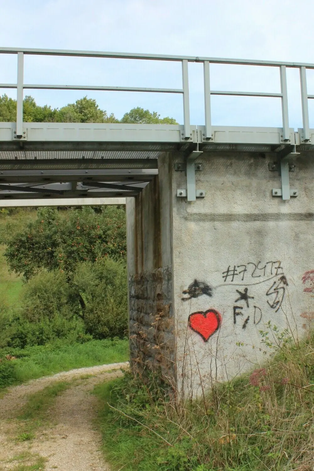Die Bahnbrücke oberhalt Hausens ziert jetzt ein Herzchen.