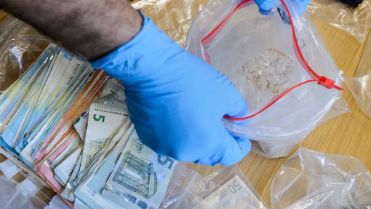 Zoll und Polizei haben in Berlin einen mutmaßlichen Dealer gefasst und eine größere Menge Drogen beschlagnahmt. (Symbolbild)
Sven Caroli, Leiter des Fachkommissariats Betäubungsmittelkriminalität der Polizeidirektion Sachsen-Anhalt Süd, präsentiert am 23.11.2016 in Halle (Sachsen-Anhalt) während einer Pressekonferenz Waffen, Bargeld und verschiedene Drogen, die bei Durchsuchungen sichergestellt worden waren. Dabei ist auch sogenanntes "Crystal Meth" in einer Plastiktüte. Foto: Jens Schlueter/dpa Foto: Jens Schlueter/dpa-Zentralbild/dpa +++(c) dpa - Bildfunk+++ |