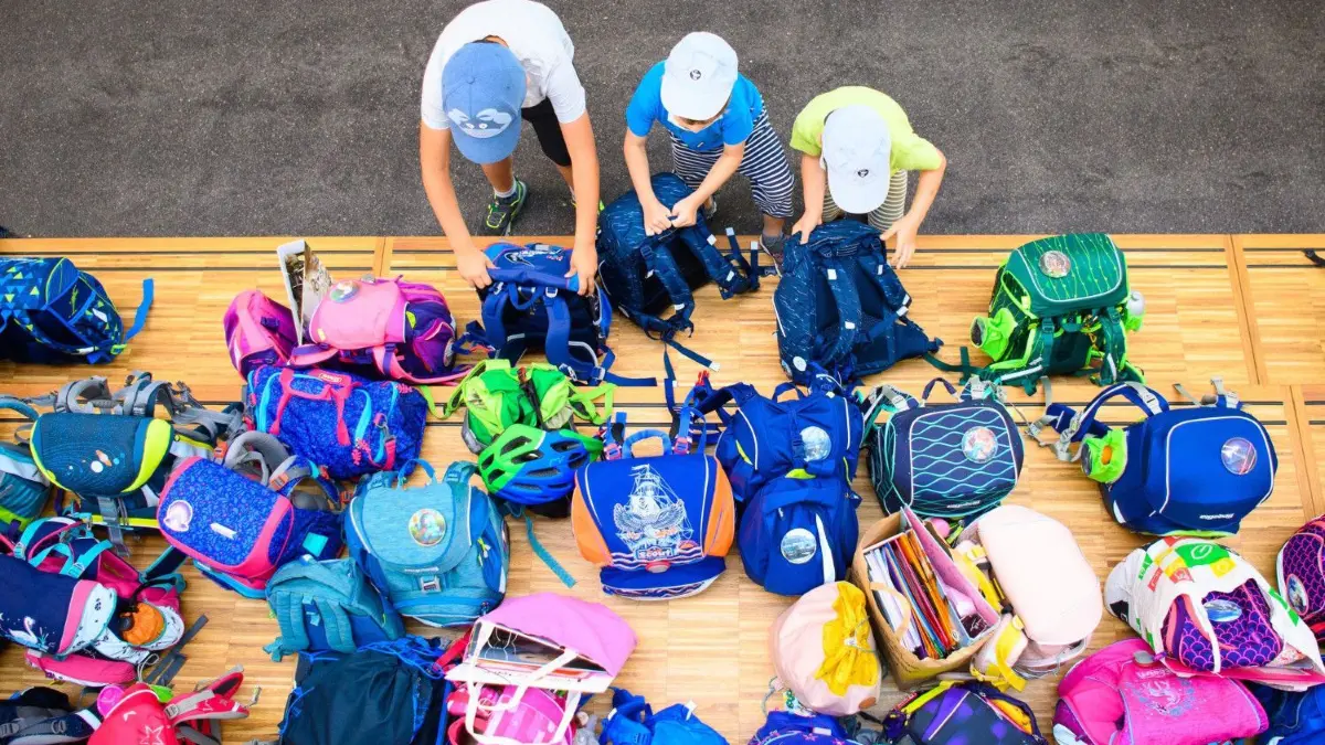 Im Frühjahr können die Grabenstetter Kinder wieder in ihre neue Schule einziehen, im Sommer soll dann die Ganztagsschule folgen.
ARCHIV - 10.08.2020, Brandenburg, Potsdam: Drei Erstklässler stellen in der Grundschule ·Am Jungfernsee· auf einem Podest ihre Schultaschen ab. (Zu dpa "Grüne pochen auf Recht auf Ganztagsbetreuung für Grundschulkinder") Foto: Soeren Stache/dpa-Zentralbild/dpa +++ dpa-Bildfunk +++