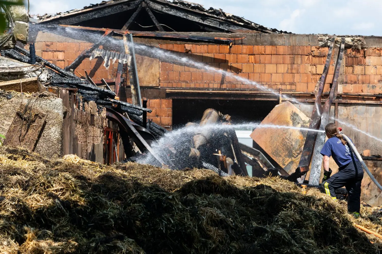 Für die Feuerwehren war es eine Herausforderung das Feuer in den Griff zu bekommen.