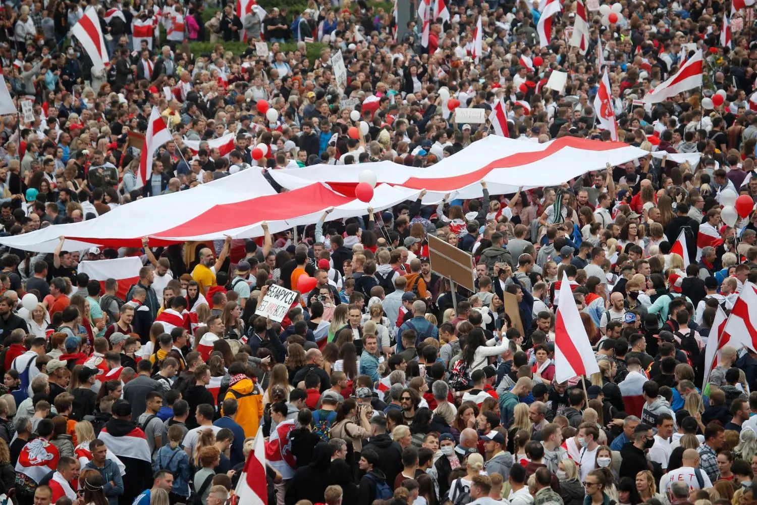 Tausende Menschen versammelten sich im August des vergangenen Jahres in Minsk zu einem Protest. ⇥