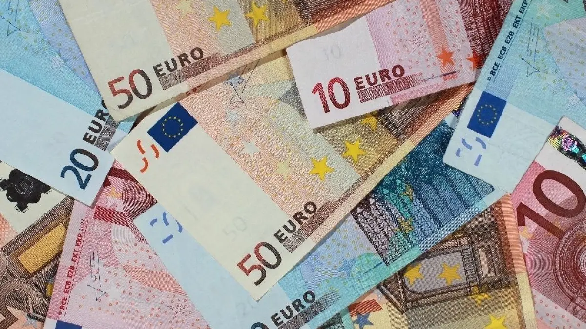 Symbolbild Haushalt
ARCHIV - SYMBOLBILD - Banknoten von 50, 20 und 10 Euro liegen am 29.09.2010 in Magdeburg auf einem Haufen. (zu dpa «Studie: Private Haushalte in Deutschland trotz Minizinsen vermögender» vom 05.01.2017) Foto: Jens Wolf/dpa-Zentralbild/dpa +++(c) dpa - Bildfunk+++