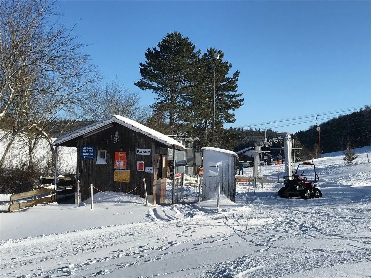 Der Zaininger Skilift Salzwinkel hat dieser Tage geöffnet. Ganz so viel Schnee wie auf diesen Bildern liegt derzeit jedoch nicht. Aber genug, um Skifahren zu können, sagt die Betreiber-Familie Hoffmann.