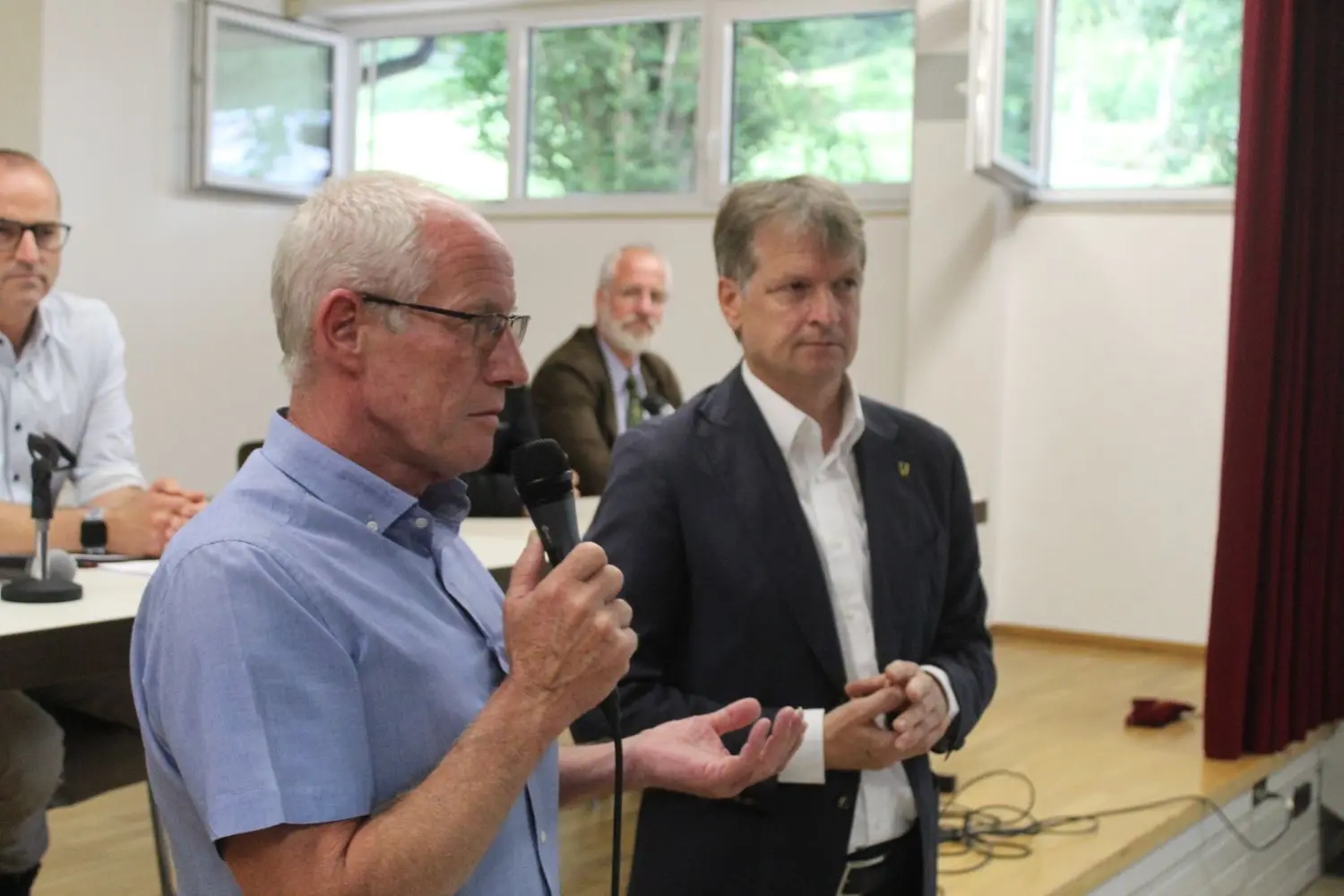 Ortsvorsteher Gerd Schäfer (links) sagte, sein Dorf sei mit der Aufnahme einer größeren Zahl von Asylbewerbern überfordert. Landrat Pauli machte geltend, es seien nicht mehr als 30 oder 40 Personen vorgesehen. Doch auch das erscheint den Bürgern des Burladinger Stadteils als zu viel.