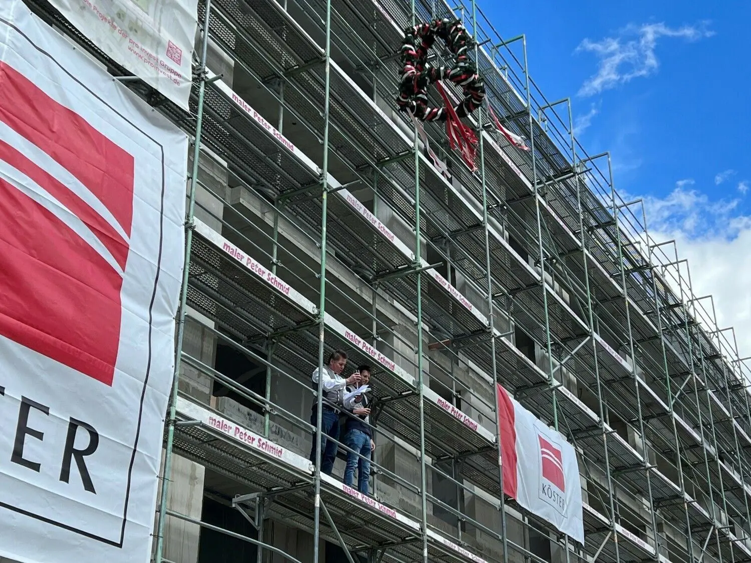 Der Richtspruch im Dichterviertel bei sehr stürmischem Wetter am Freitagmittag.