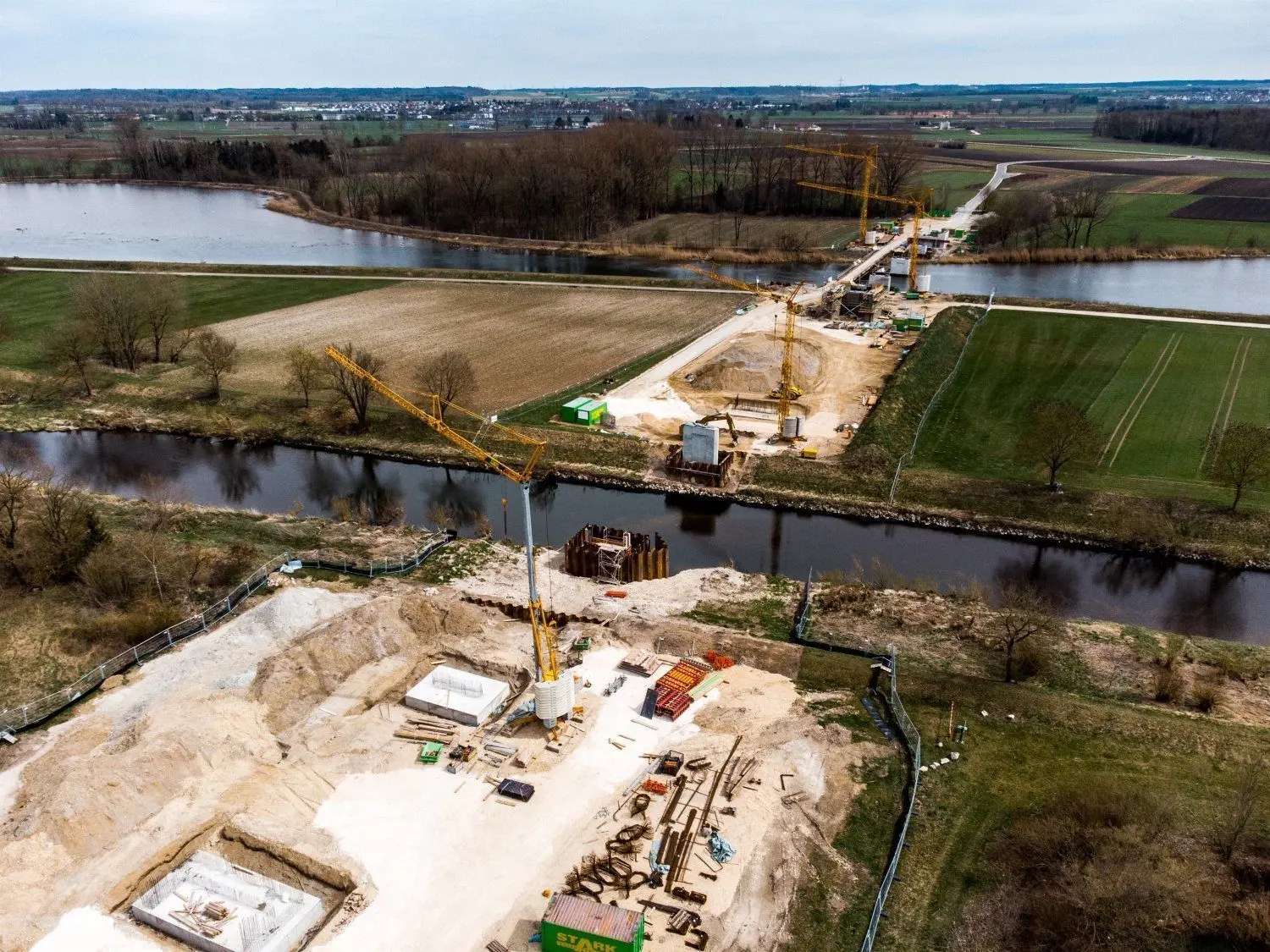 Aus der Luft lässt sich schon erahnen, wie künftig die Brücken der Querspange über die Donau und den Donaukanal führen werden. Bis sie stehen, dauert es noch etwas mehr als ein Jahr. ⇥