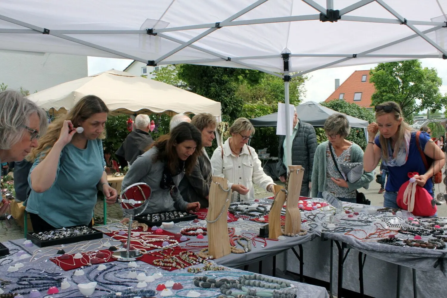 Die Besucherinnen und Besucher genossen es sichtlich, von Marktstand zu Marktstand zu bummeln. Und auch die Händler sind froh, dass es wieder möglich ist.