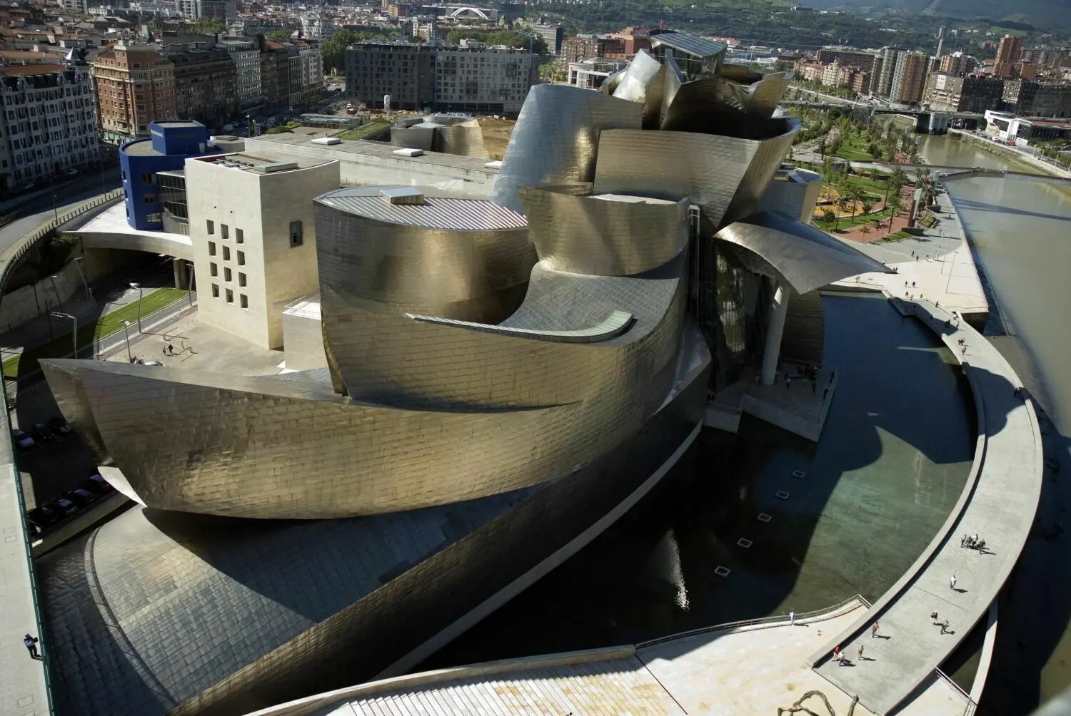 Ein chaotischer Blechhütten-Komplex? Je nach Perspektive nimmt Frank O. Gehrys berühmtes Guggenheim-Museum auch konkrete Gestalt an: Wie ein Ozeandampfer scheint es in Bilbao angelegt zu haben.