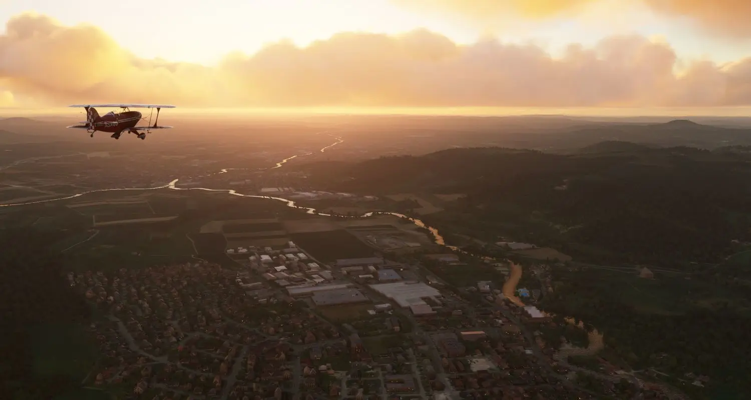 Traumhaft: Flug mit dem Doppeldecker in den Sonnenuntergang über dem Lautertal. Rechts unterhalb des Flugzeugs mündet die Lauter in Süßen in die Fils.