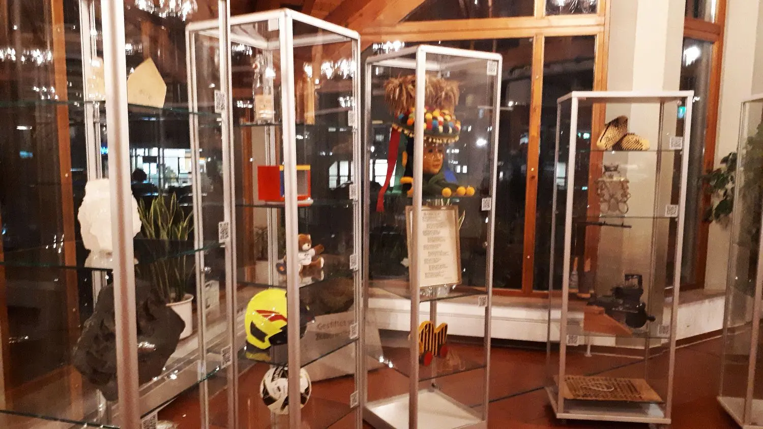 Im Foyer der Hohenzollernhalle ist die Ausstellung „Der Zollernalbkreis in 50 Objekten“ zu sehen.