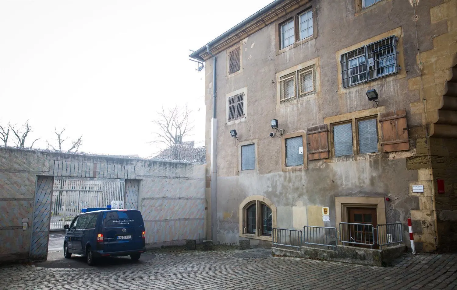 Die Ausstattung in dem Justizkrankenhaus gilt als veraltet, der Bau als nicht sanierungsfähig.⇥