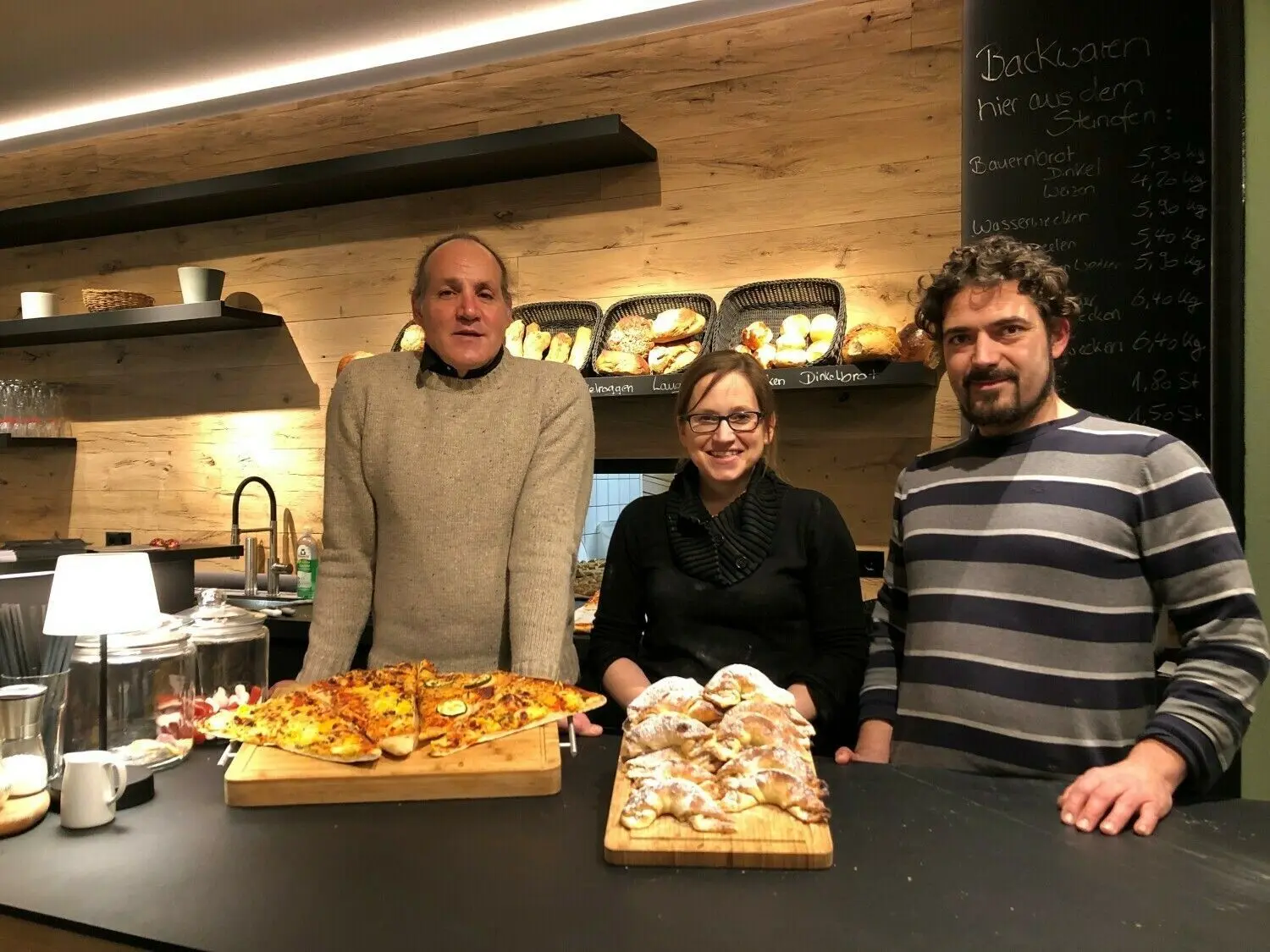 Die drei von der Bäckertheke (von links): Sport-Sohn-Chef Christoph Holbein, Anita Bertsch und Fabian Wulle.