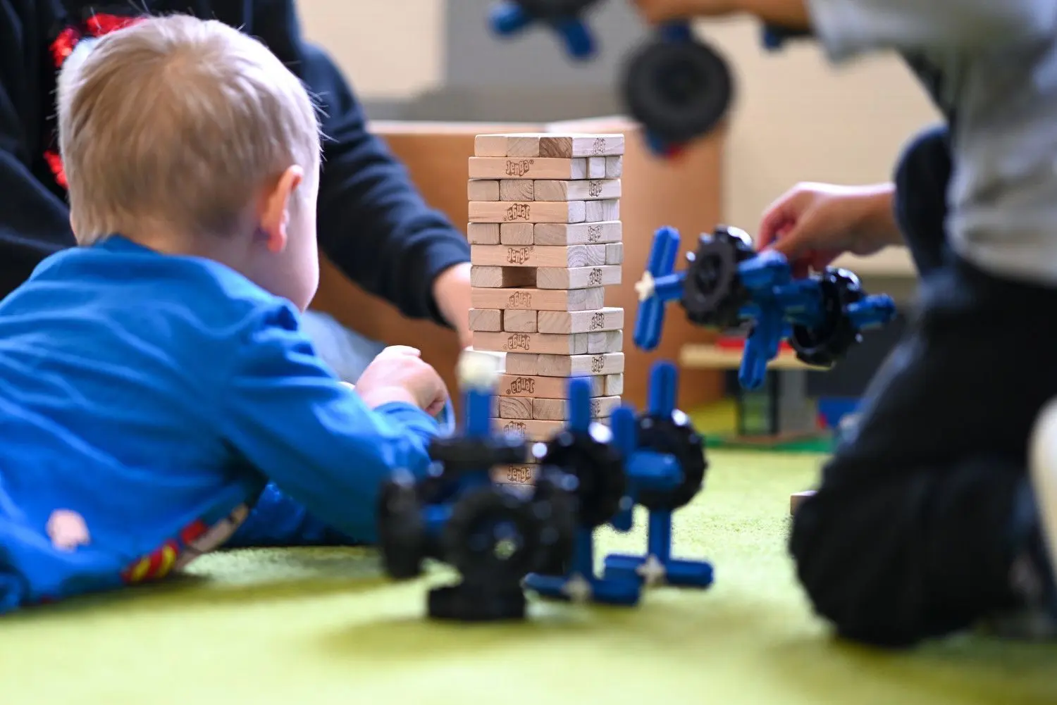 Die Kitas im Südwesten dürfen wieder einen eingeschränkten Regelbetrieb anbieten. Kinder aus der Notbetreuung beziehungsweise mit Förderbedarf haben aber Vorrang.⇥