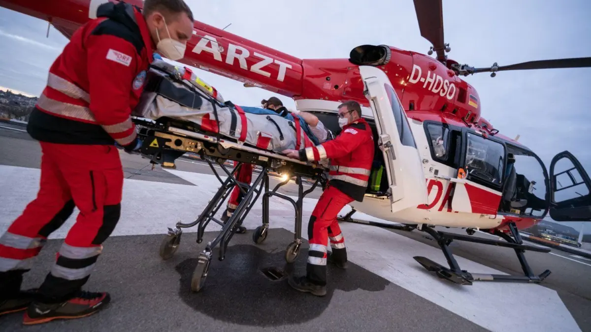Der Rettungshubschrauber „Christoph 41“ (Symbolbild) soll in die Region um Reutlingen verlegt werden. Doch im Gemeinderat Wannweil wurde das abgelehnt – wegen des Fluglärms.
Patrick Bierherr (l), Notfallsanitäter, und Nick Ehling, Pilot, schieben einen verletzten Patienten, in einen Intensivhubschrauber Christoph 111 der DRF Stiftung Luftrettung gemeinnützige AG. Das baden-württembergische Innenministerium will die Luftrettung aufgrund einer Analyse des Instituts für Notfallmedizin neu ordnen. (zu dpa "Weiße Flecken in der Luftrettung sollen geschlossen werden") +++ dpa-Bildfunk +++
