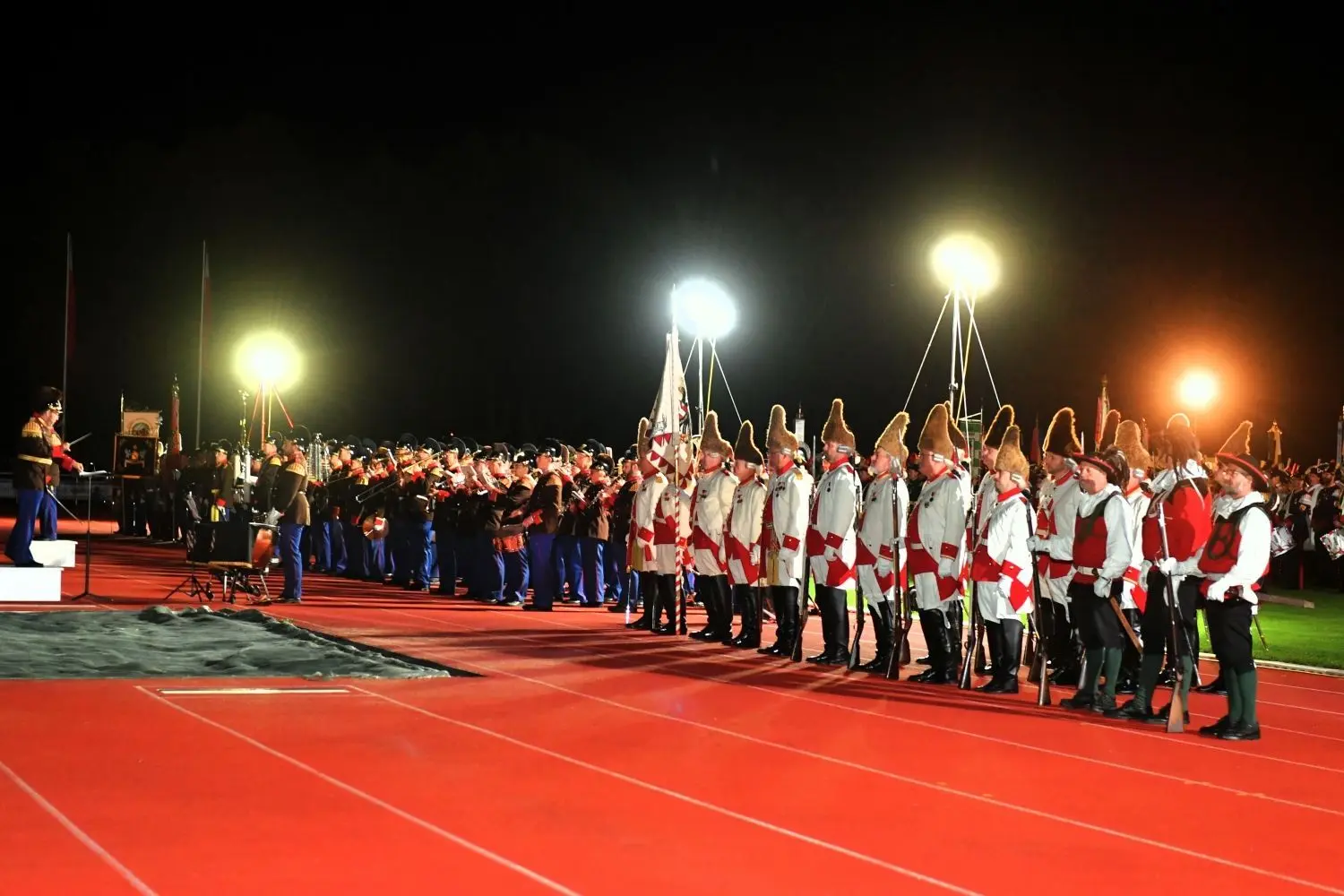 Ein Höhepunkt beim großen Landcestreffen: Der Musikzug und Spielmannszug spielten zum Großen Zapfenstreich auf.