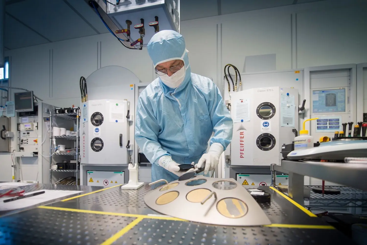 Produktion im Rreinraum. Aus einem Wafer werden hunderttausende Laserdioden herausgeschnitten.⇥