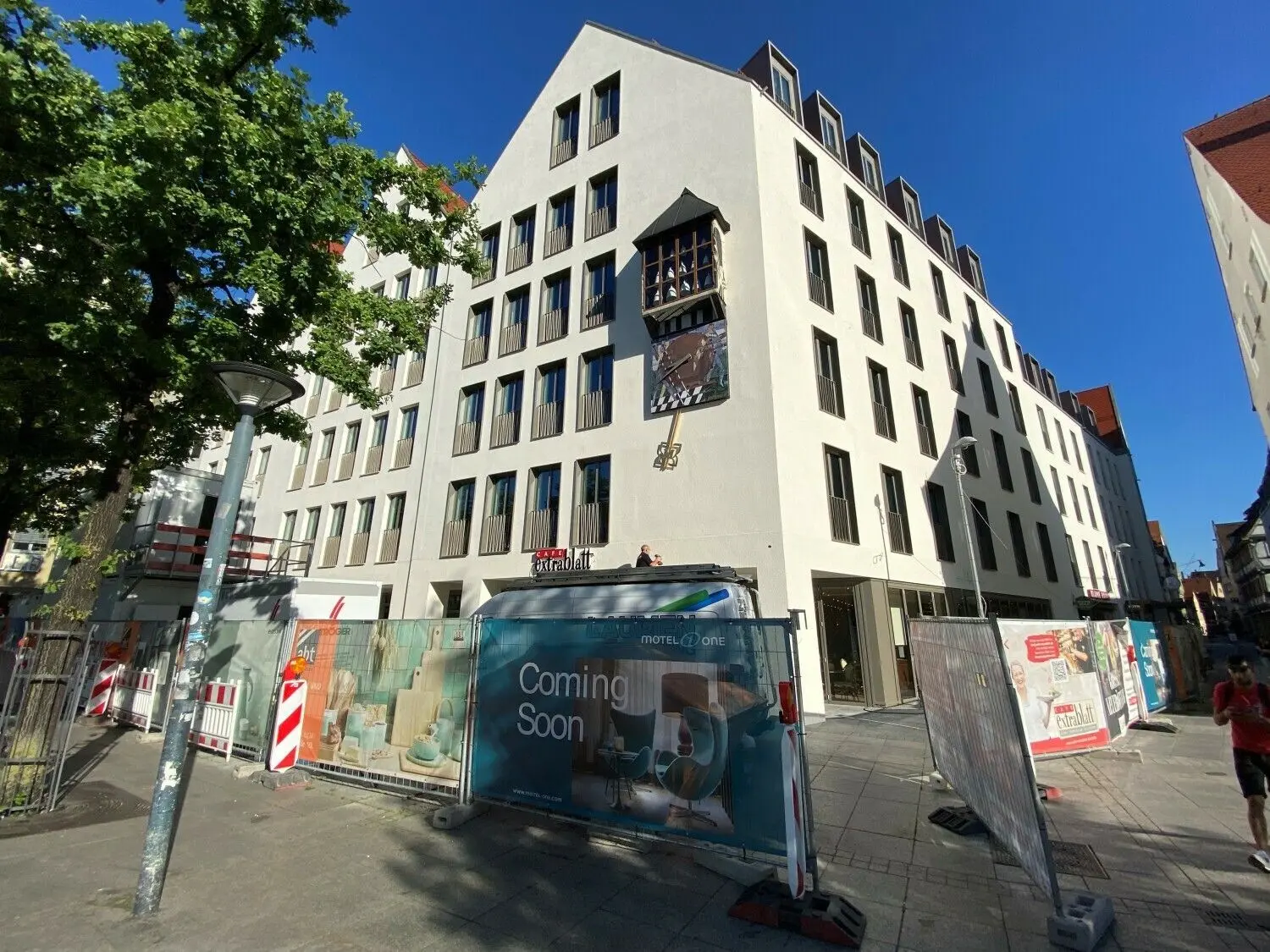 Das Motel One am Münsterplatz sieht fertig aus, braucht aber noch. Die beiden Gastronomiebetriebe im Erdgeschoss wollen aber noch diesen Monat öffnen.