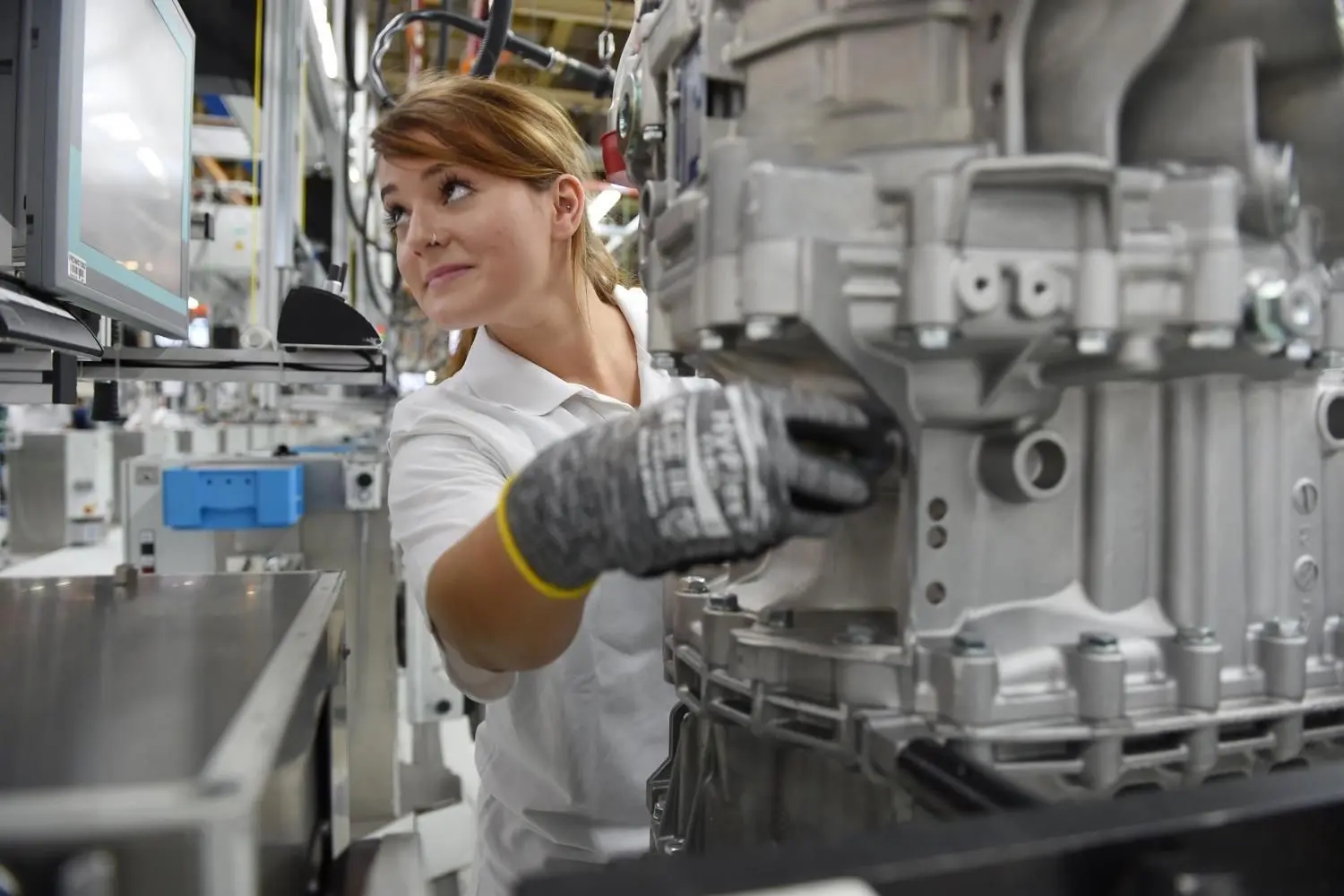 Der Automobilzulieferer ZF ist stark von der Krise betroffen und will weltweit bis zu 15 000 Stellen streichen. ⇥