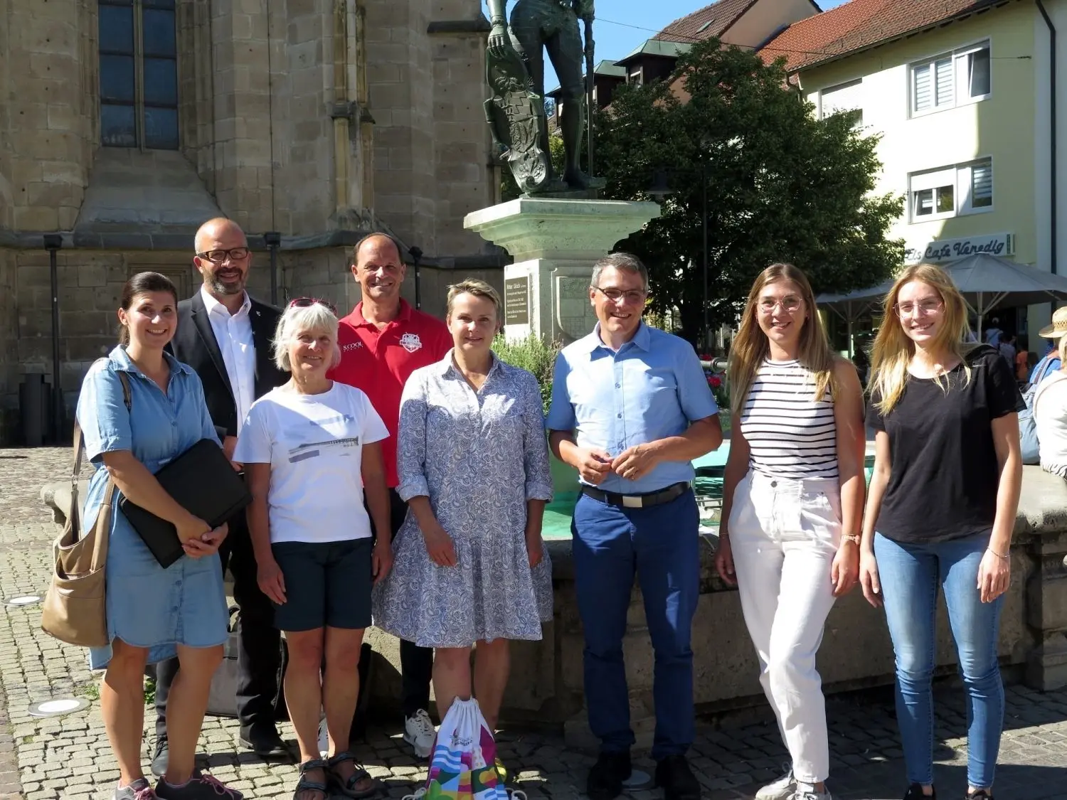 Freuen sich auf tolle Läufe: Eveline Blank (AOK Neckar-Alb), Bürgermeister Ermilio Verrengia, Martina Lubitz (TSG Balingen), Alexander Hübner (WLV), Sabine Francina (TSG Balingen), OB Dirk Abel, Annika Dalkowski und Julia Zimmermann (Stiftung Lebenshilfe).