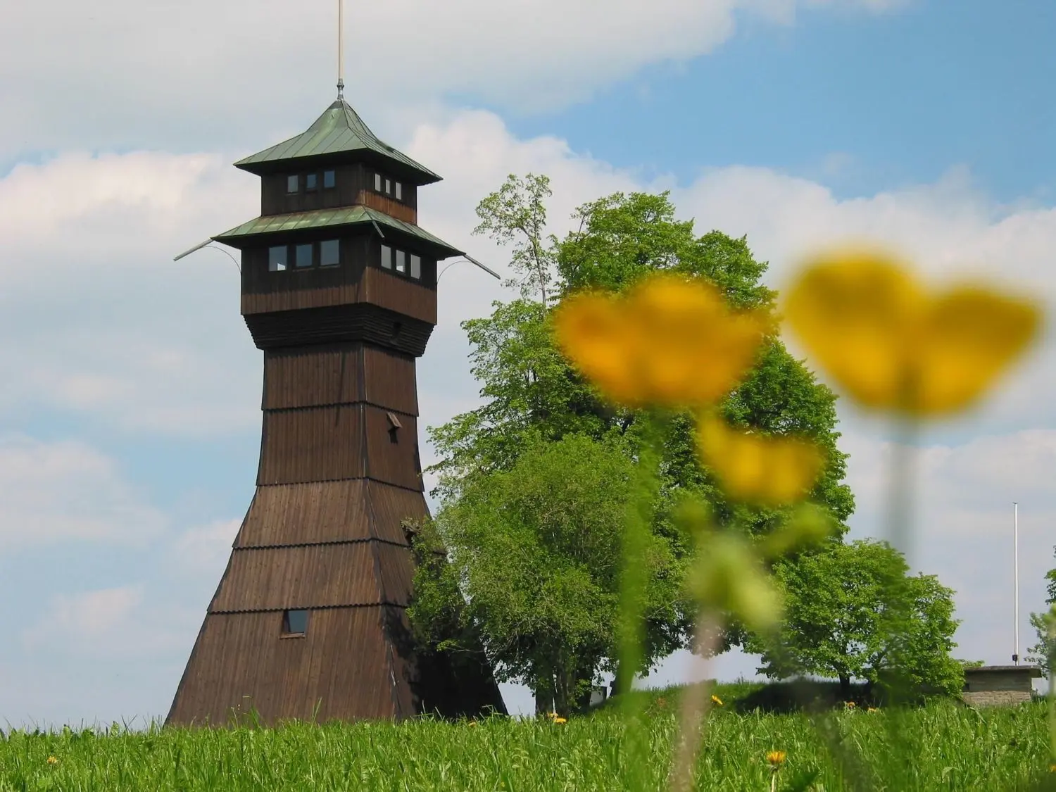 Eines der Wahrzeichen der Gemeinde Gschwend: der weithin sichtbare Aussichtsturm auf dem Hagberg.⇥