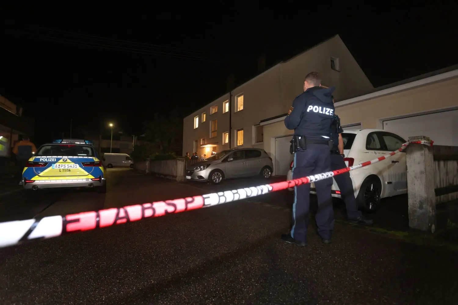 Abgesperrter Tatort: Bei einer Schießerei in einem Mehrfamilienhaus im bayerischen Langweid sind nach ersten Erkenntnissen drei Menschen ums Leben gekommen.