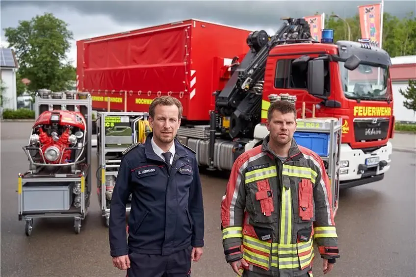 Gut ausgestattet: Kreisbrandmeister Stefan Hermann (links) und Hechingens Feuerwehrkommandant Frank Brecht präsentieren die Rollcontainer, die unter anderem mit Pumpen bestückt sind, sowie den am Feuerwehrauto befestigten Kran, der im Falle eines Hochwassers eingesetzt werden kann.
