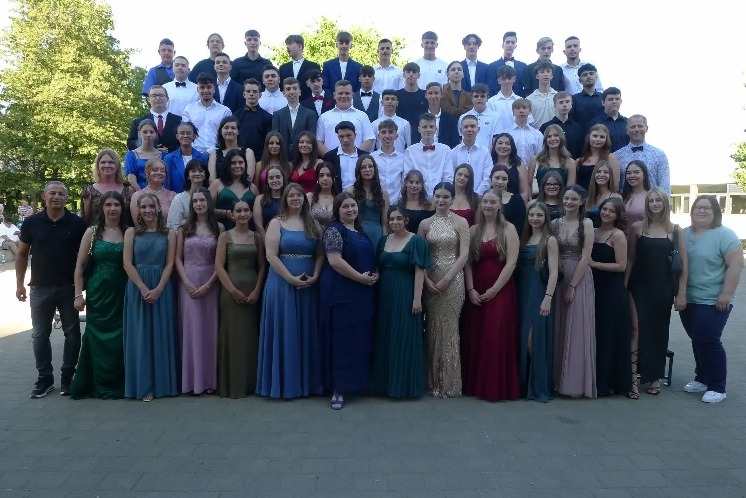 69 Realschülerinnen und Realschüler entließ die Eychtalschule mit dem Zeugnis der Mittleren Reife. Unser Foto zeigt sich zusammen mit den Klassenlehrerinnen und Klassenlehrern sowie Realschulrektor Bernd Heiner (in der dritten Reihe rechts).