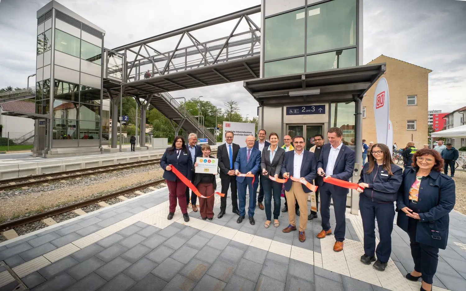 Der Bahnhof ist offiziell eröffnet: Mittig steht Bürgermeisterin Claudia Schäfer-Rudolf, dabei waren auch Michael Theurer (Fünfter von links), Klaus-Dieter Josel (Dritter von rechts) und der bayerische Gesundheitsminister Klaus Holetschek (Vierter von rechts, vordere Reihe).⇥