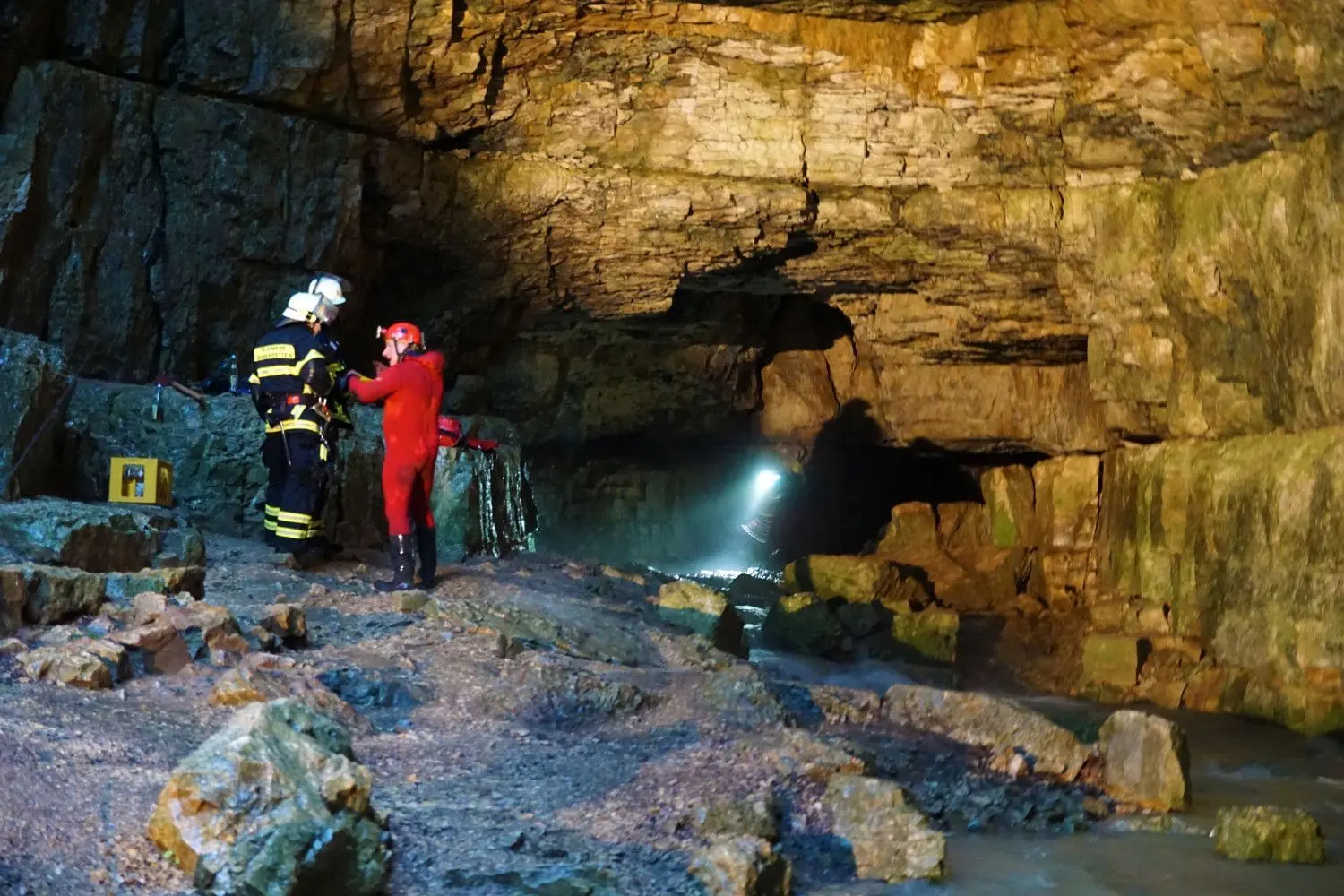 Einsatzkräfte der Bergwacht und Feuerwehrleute sind an der Falkensteiner Höhle im Einsatz.