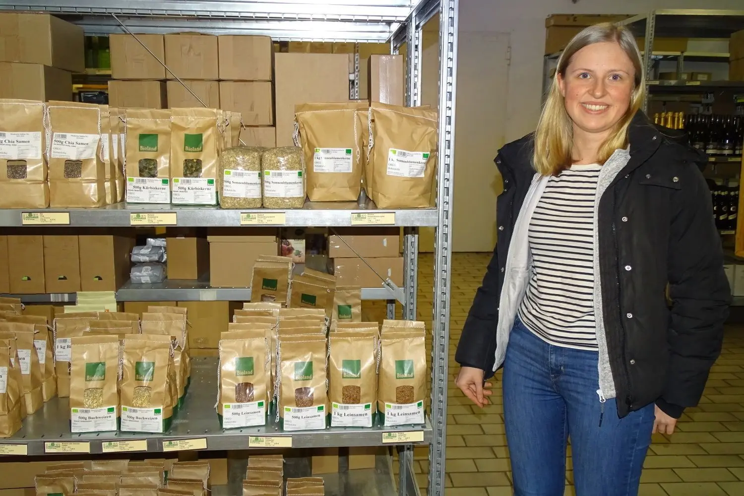 Mitarbeiterin Emily Bauer zeigt den Verkaufsshop.
