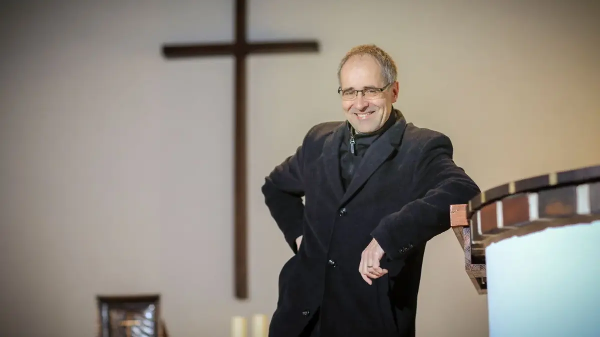 Pfarrer Jochen Teuffel steht zu seinen Überzeugungen – auch wenn er damit zuweilen aneckt.
Lutherkirche, Beethovenstraße 1, Vöhringen: Gespräch mit Pfarrer Teuffel über Neugestaltung Außen- und Innenbereich der Kirche
