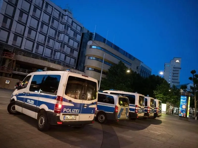 Polizeiwagen stehen am Abend nach nächtlichen Ausschreitungen in der Stuttgarter Innenstadt.