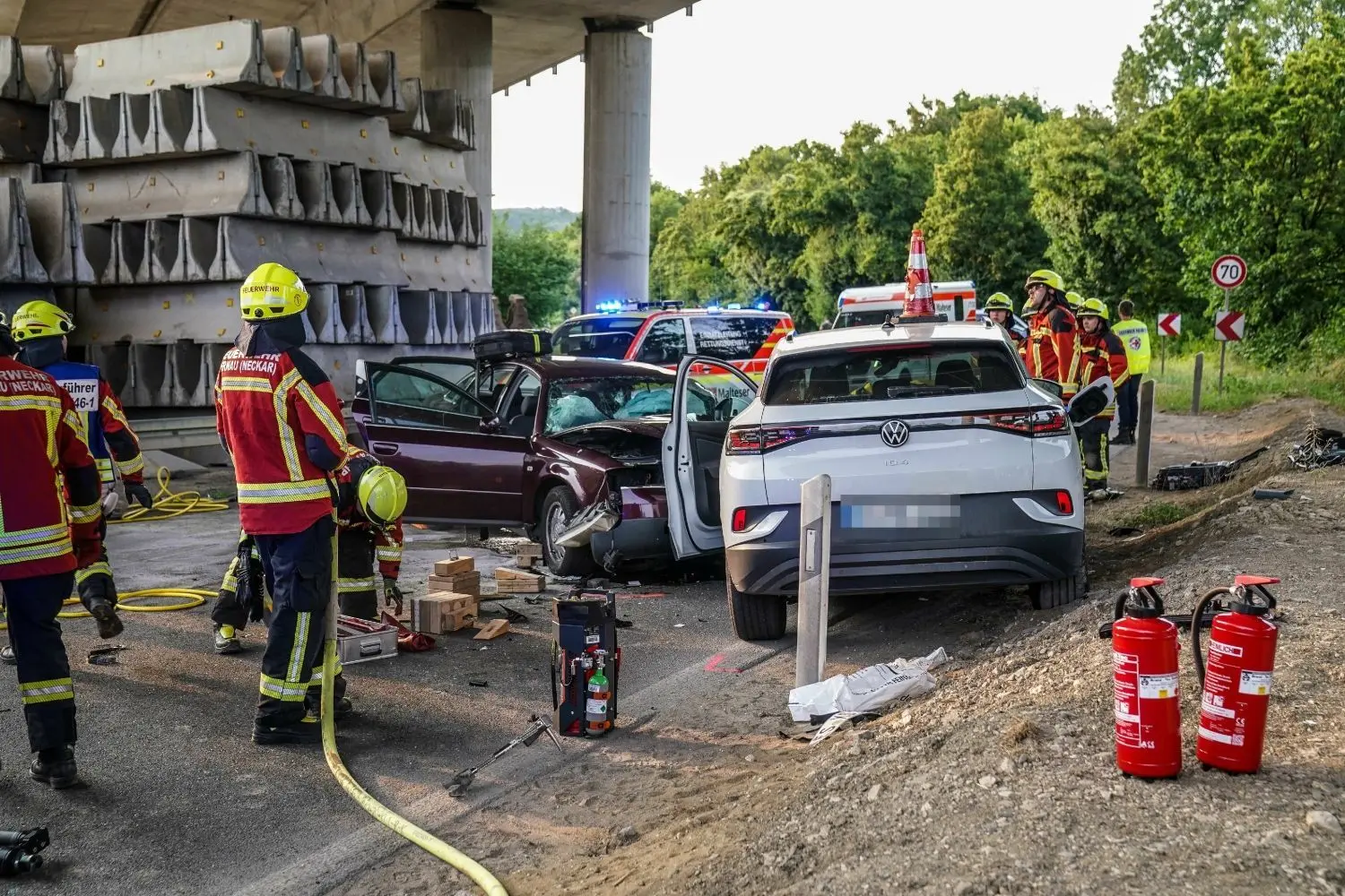 Bei dem Unfall wurden vier Personen verletzt, zwei von ihnen schwer.
