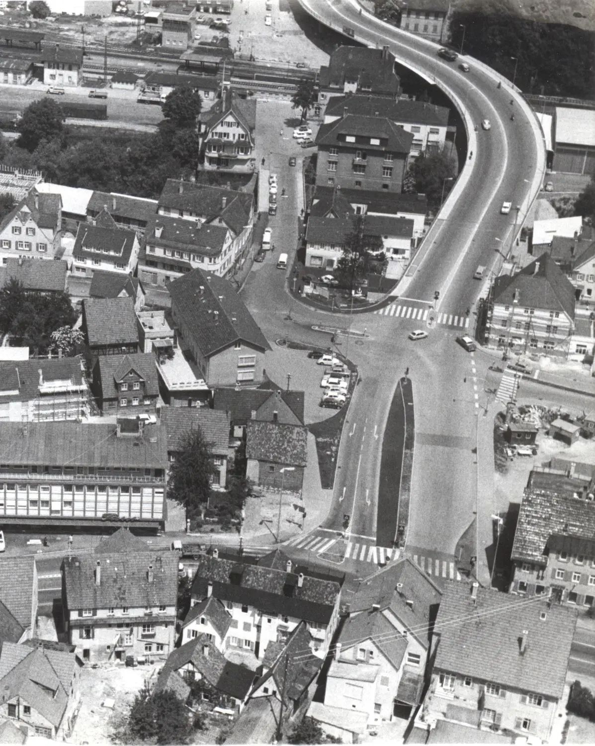 Die Bahnbrücke aus der Vogelperspektive. Das Luftbild wurde 1968 aufgenommen.