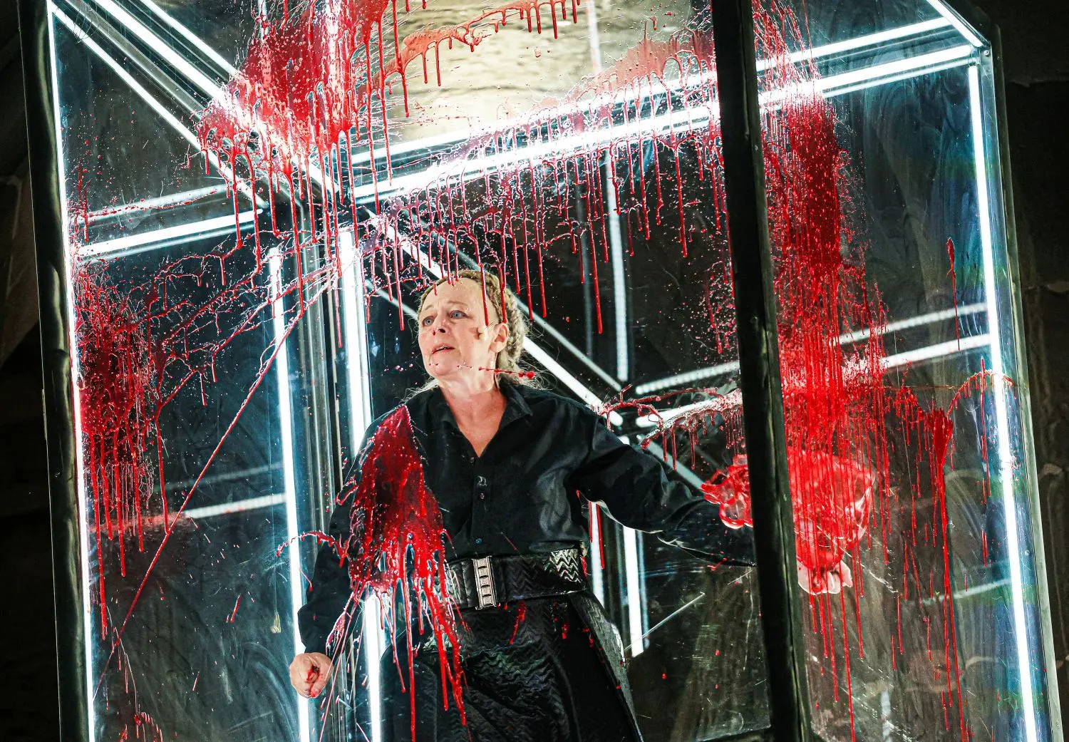 Maria Stuart (Martina Maria Reichert) verliert bei ihrem Tod viel Blut.