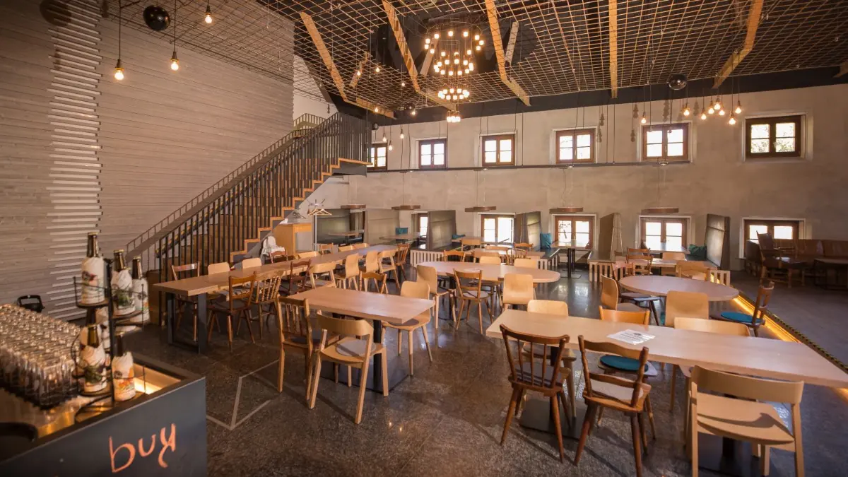 Open-Space-Arbeitsplätze vermietet das Hotel Klingenstein ebenso wie Tagungsräume als „Homeoffice to go“. ⇥
Hotel Klingenstein. Susanne Managerin und Sophie Holzapfel .
Zur Situation der Hotels angesichts Corona und Tourismus in der Region