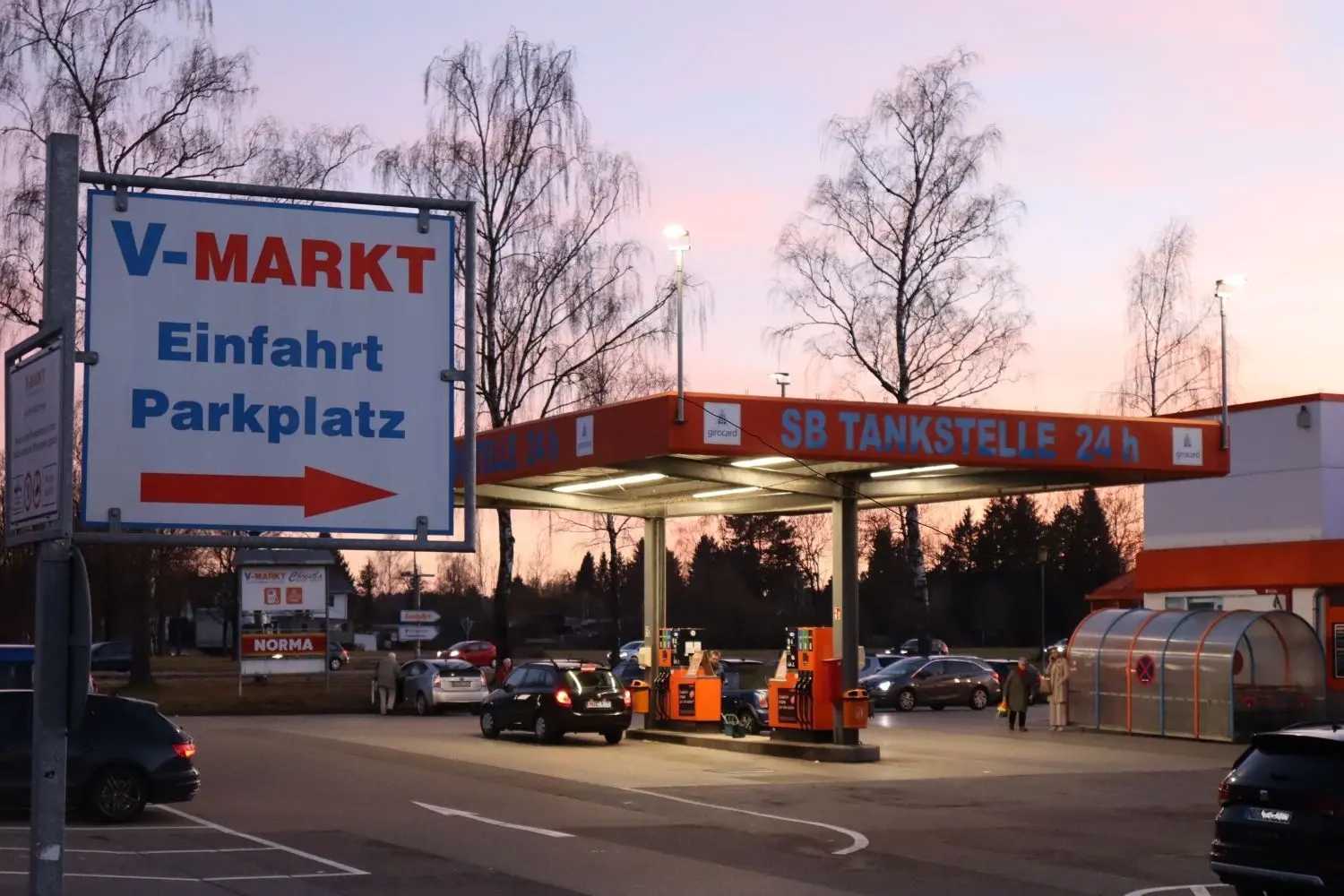 Auch abends ist die Tankstelle am V-Markt-Zentrum eine beliebte Anlaufstelle.