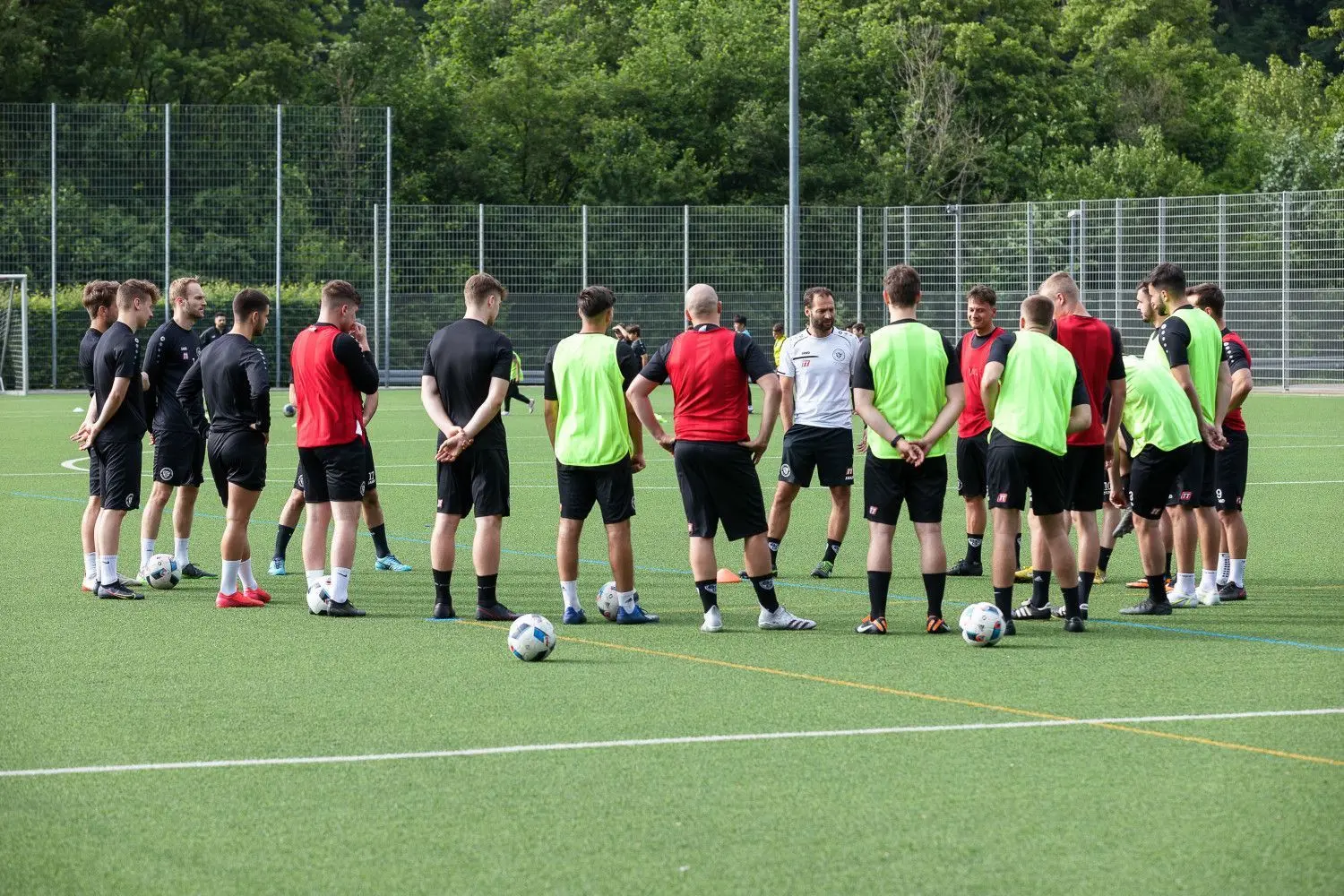 Trainer Tobias Flitsch kann zum Trainingsauftakt fast den kompletten Kader begrüßen. Lediglich drei Spieler fehlen.