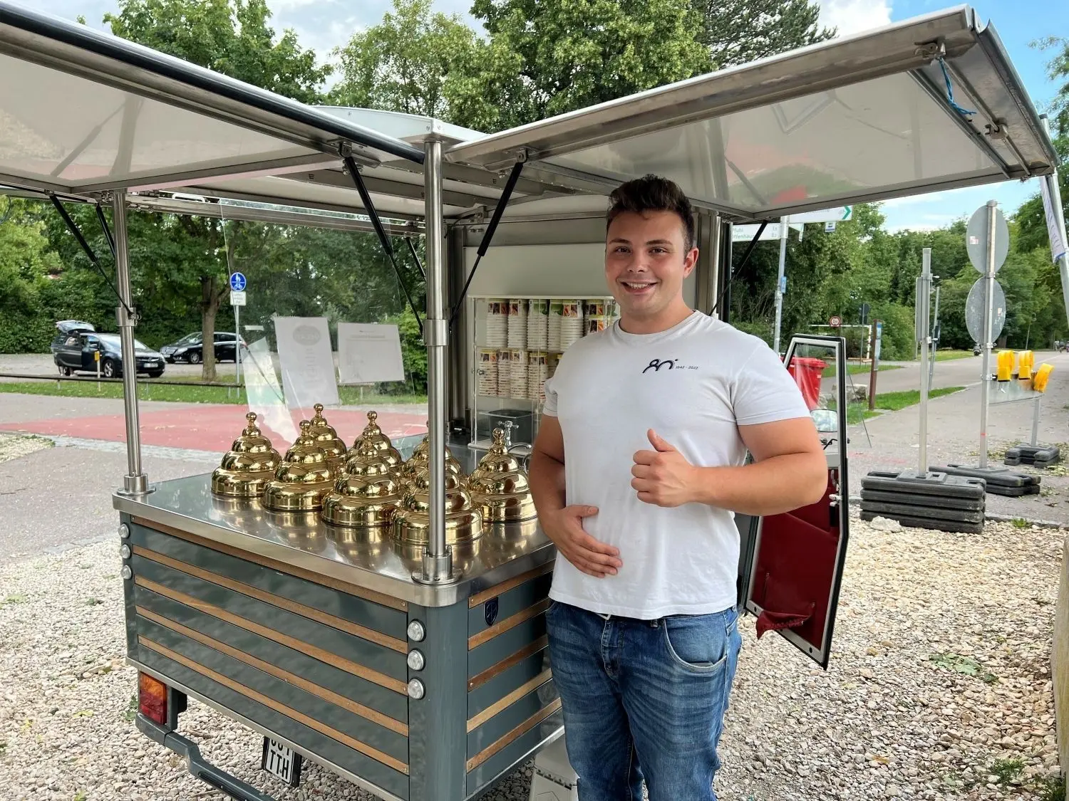 Alle wollen Eis: Luigi Ricchiuti steht oft mit seiner Eis Ape am Donausteg in Offenhausen. In diesem Sommer kommt er kaum mit dem Eisnachschub hinterher.