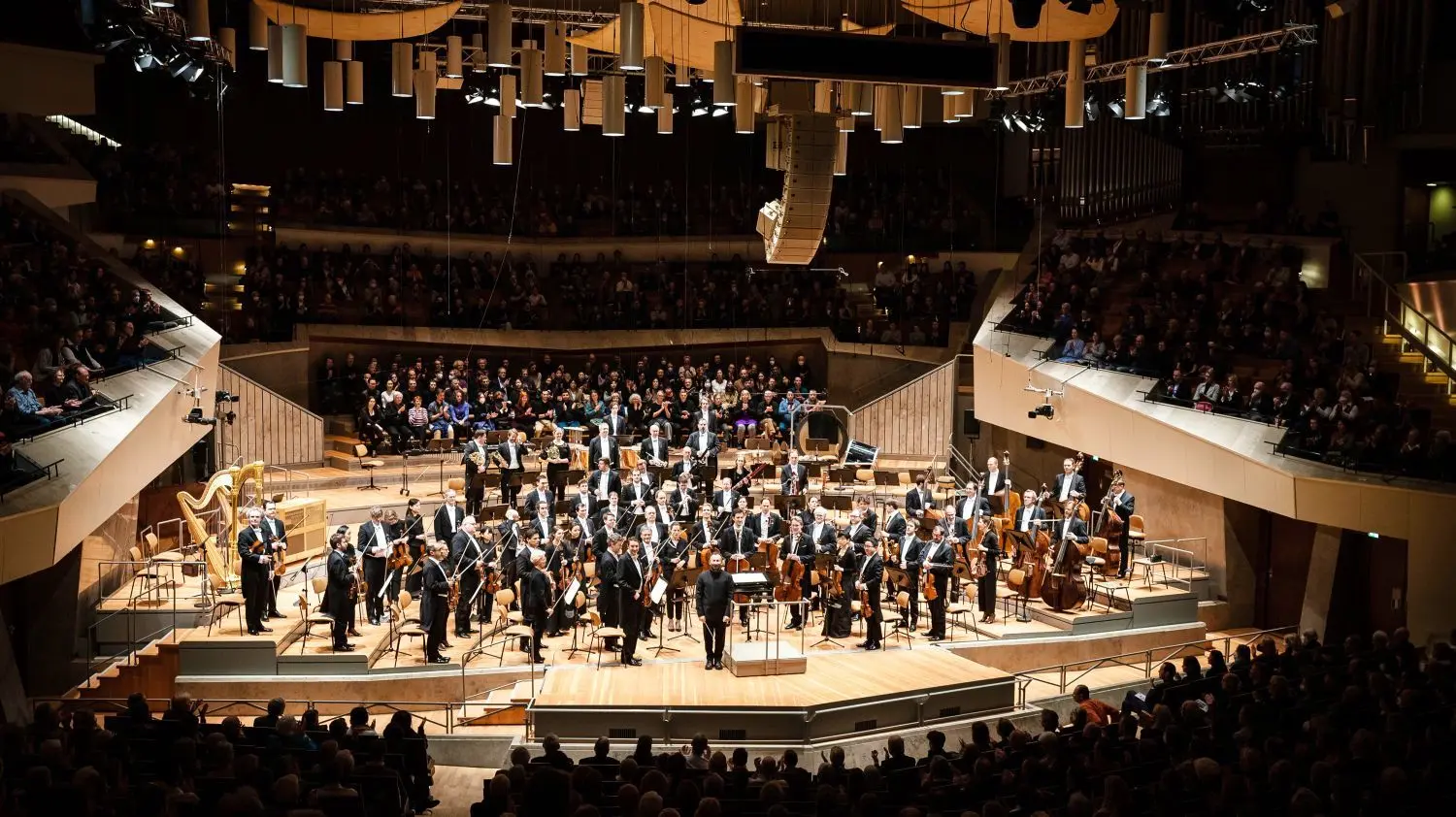 Die Berliner Philharmoniker werden bei ihrem Silvesterkonzert von Kirill Petrenko dirigiert.⇥