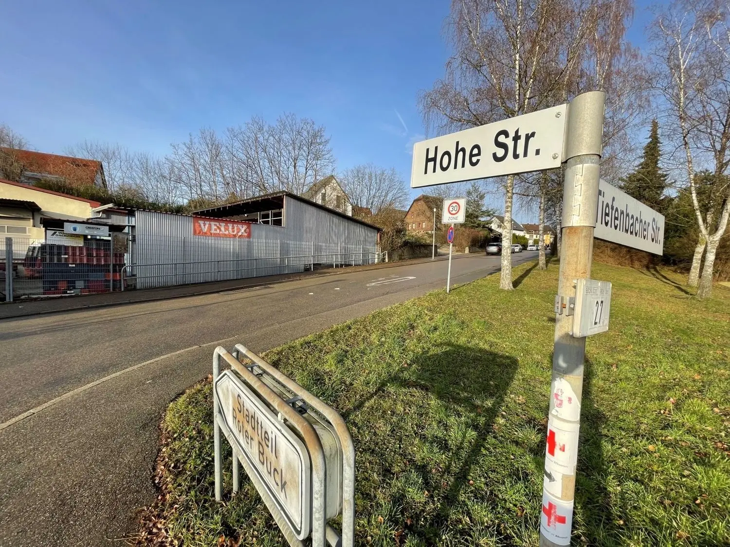 Auf dem bisherigen Firmengelände an der Einmündung der Hohen Straße in die Tiefenbacher Straße soll ein großes Wohngebäude entstehen. Mit den ersten Planungen waren die Crailsheimer Stadträtinnen und Stadträte aber nicht zufrieden.