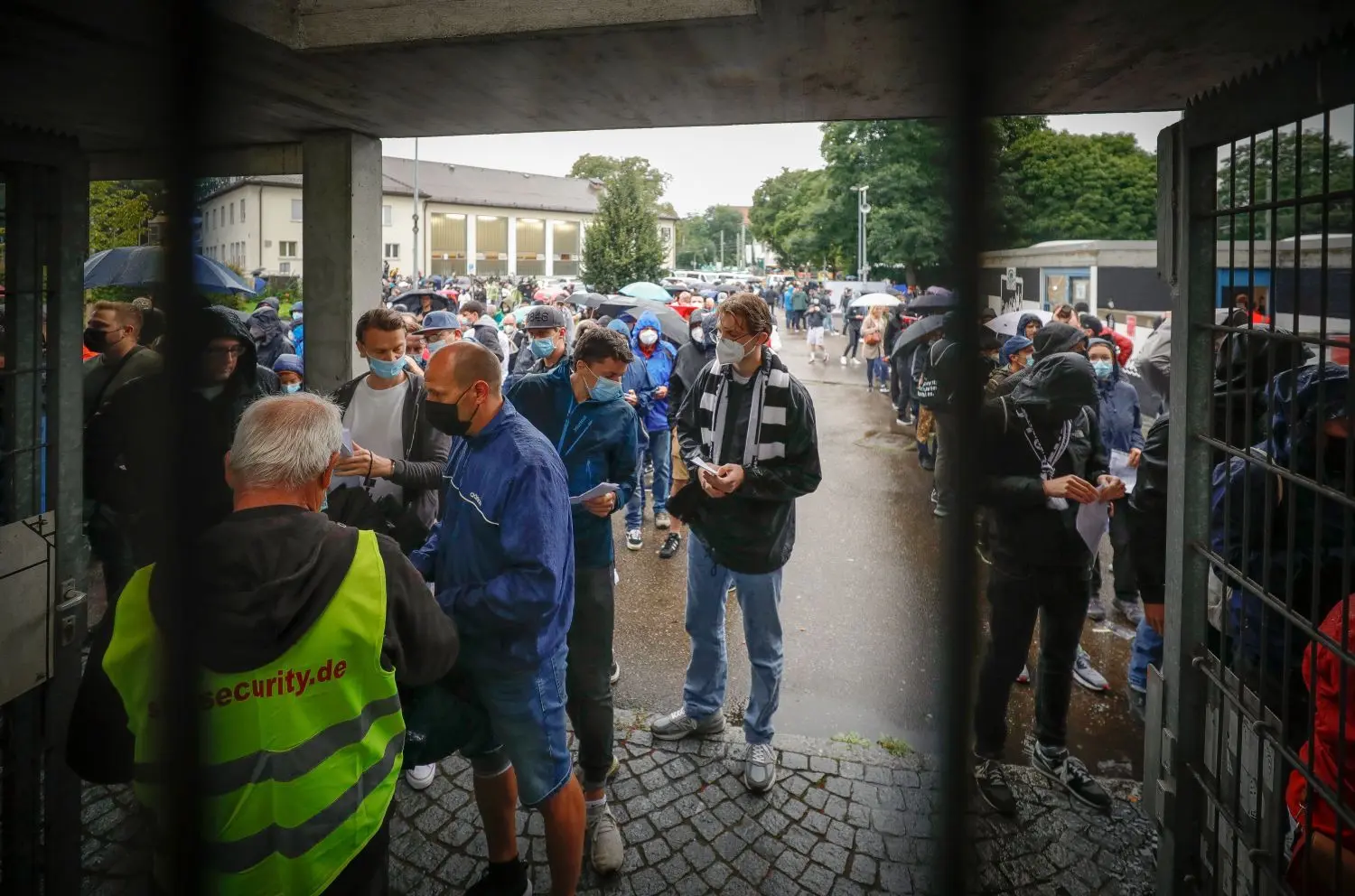 Kontrollen am Einlass des Donaustadions: Auch der Nachweis, ob man von Covid-19 genesen, negativ getestet oder gegen das Coronavirus vollständig geimpft wurde, musste vorgezeigt werden.